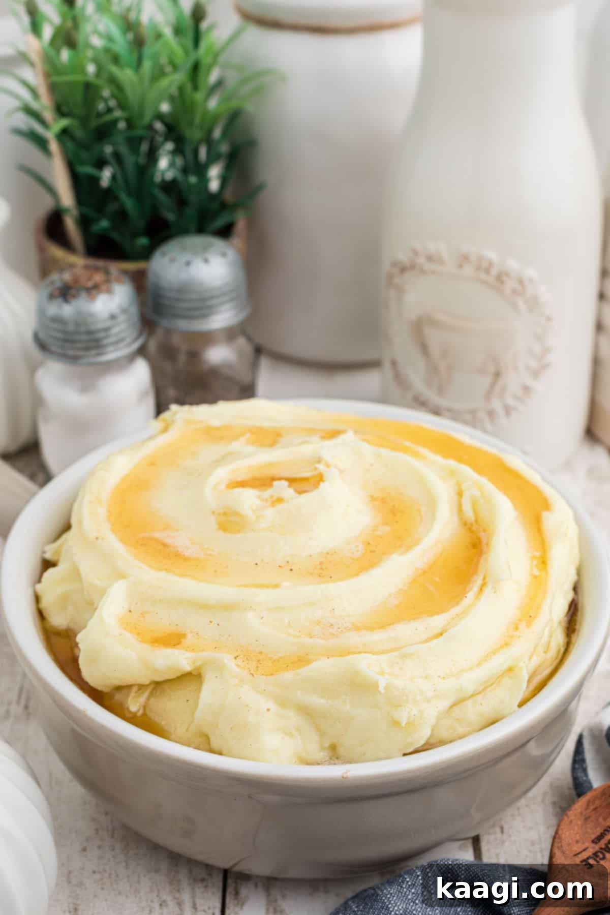 Amish Farmhouse Mashed Potatoes 2 A bowl of amish mashed potatoes, rich and creamy, ready to be served.