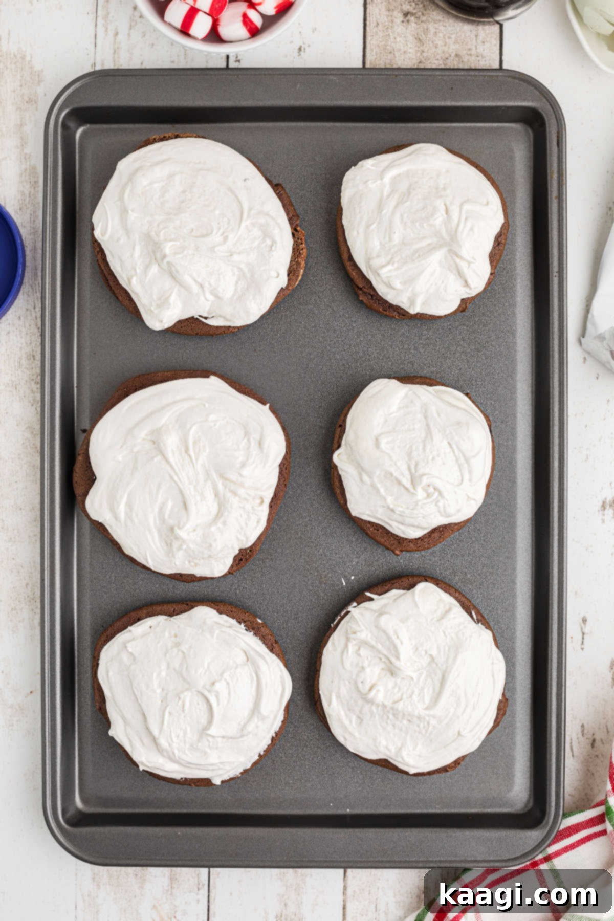 A fluffy mixture spooned on top of whoopie cookies.