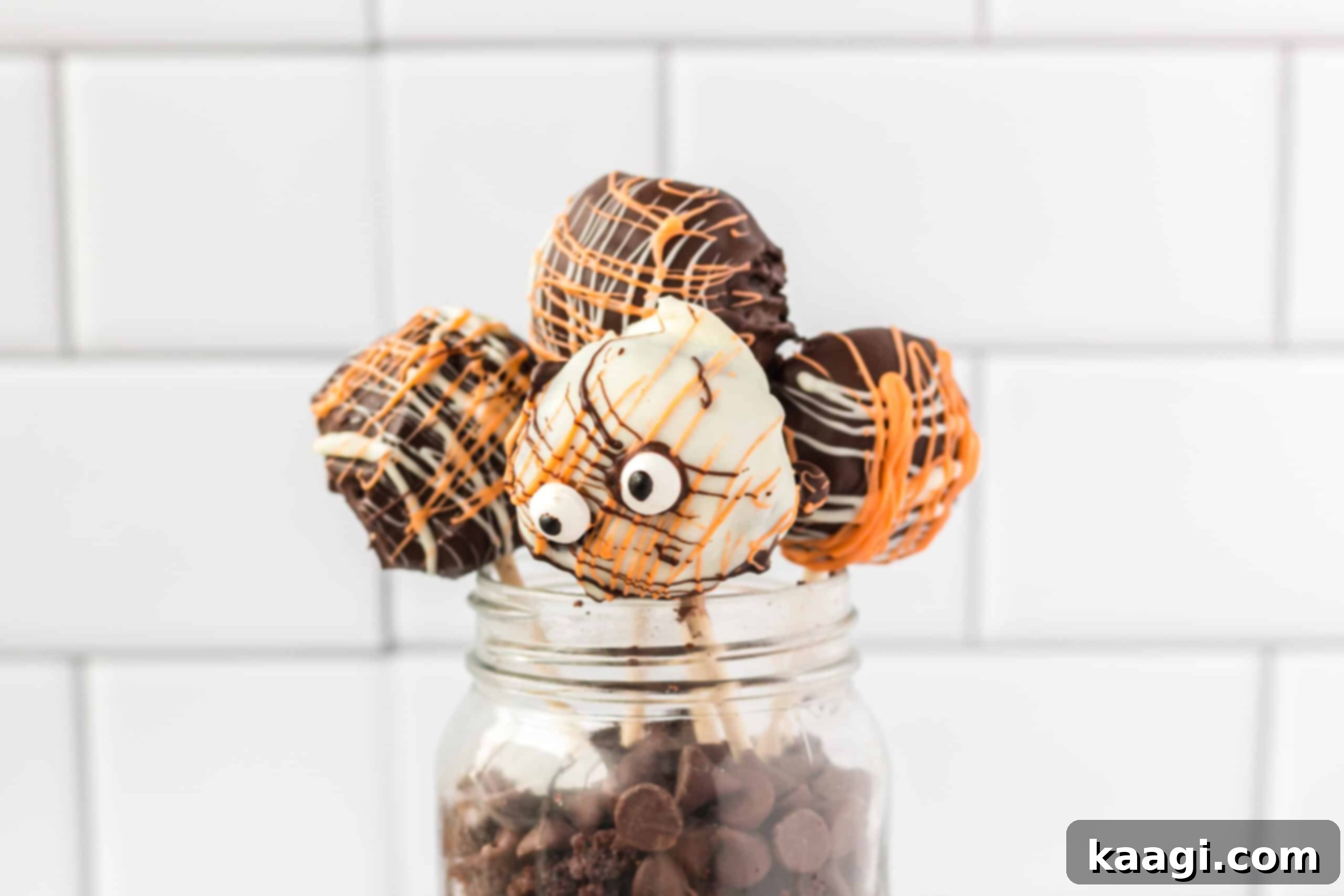 Halloween Cake Pops, bite-sized desserts.